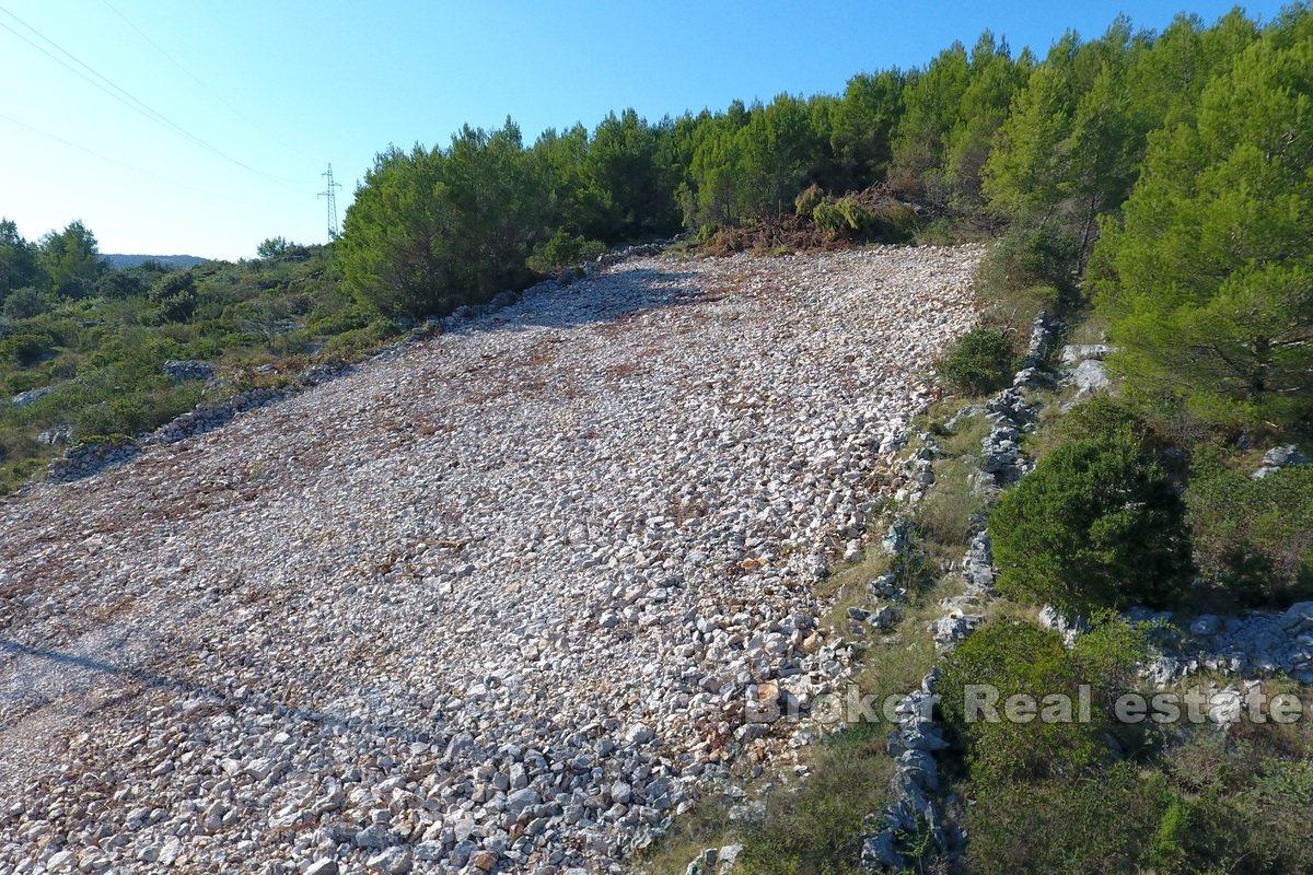 Un terrain spacieux avec une vue panoramique sur la mer