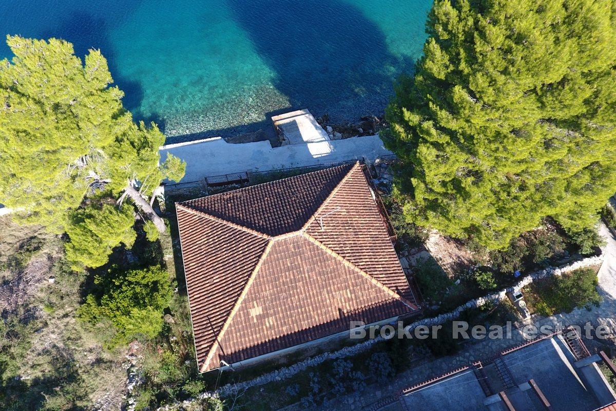 Dům k úpravě v první řadě u moře