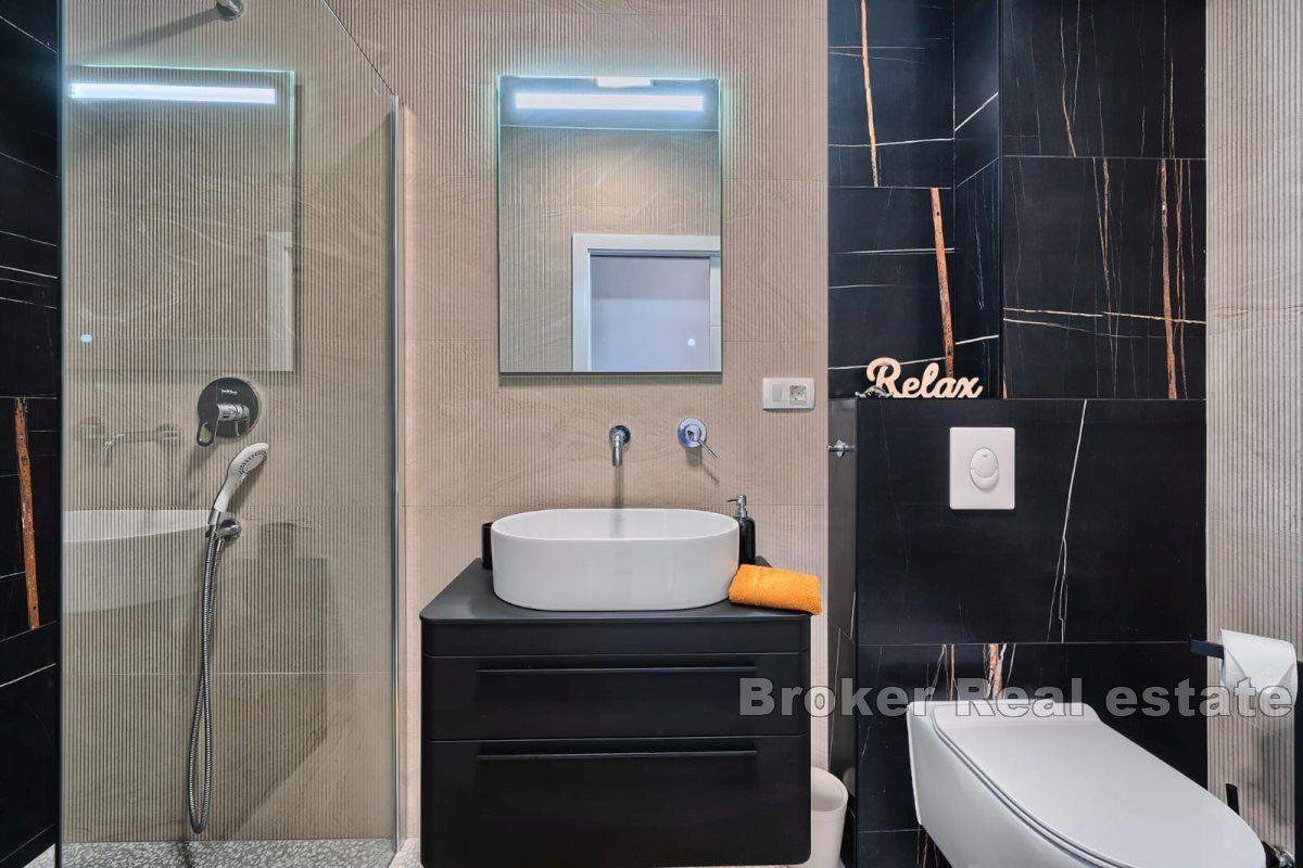 Modern lägenhet med pool och öppen havsutsikt