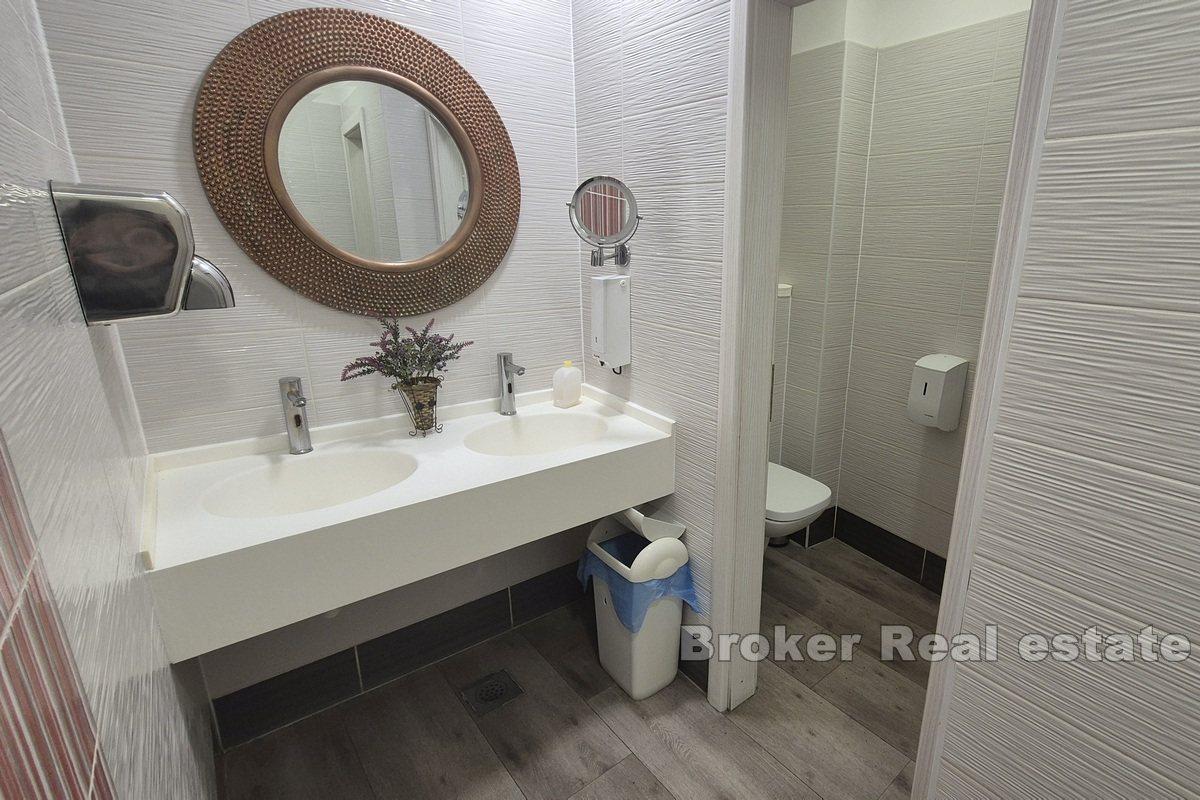 Vrhunski pozicioniran restoran u prvom redu uz more