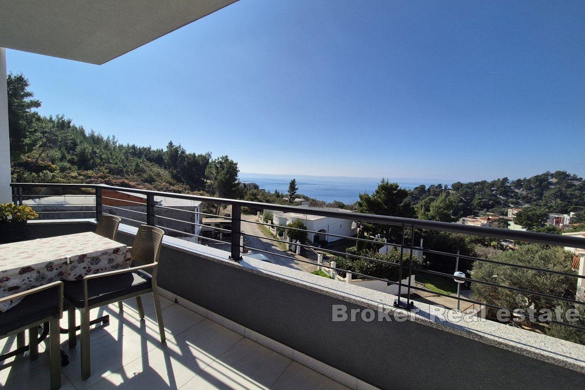 Современный отдельно стоящий дом с 4 квартирами