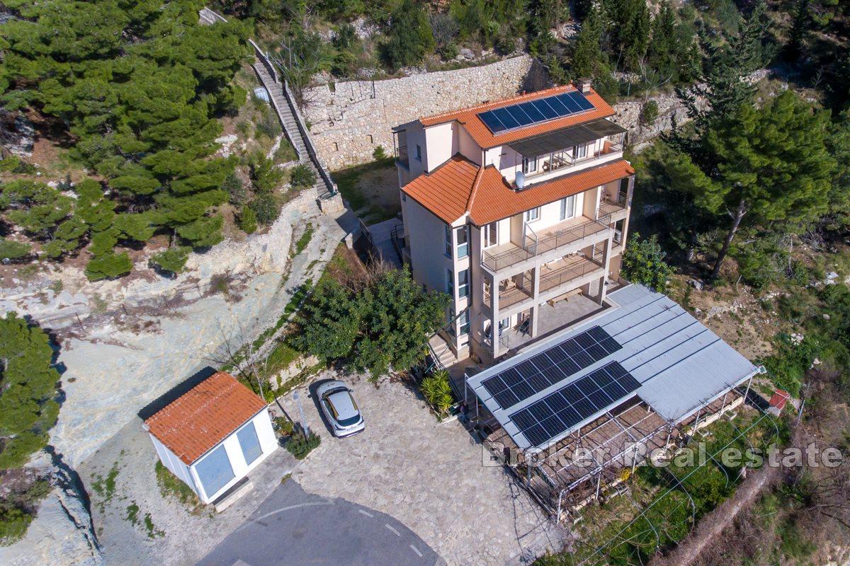 Detached house with 20 rooms and a restaurant