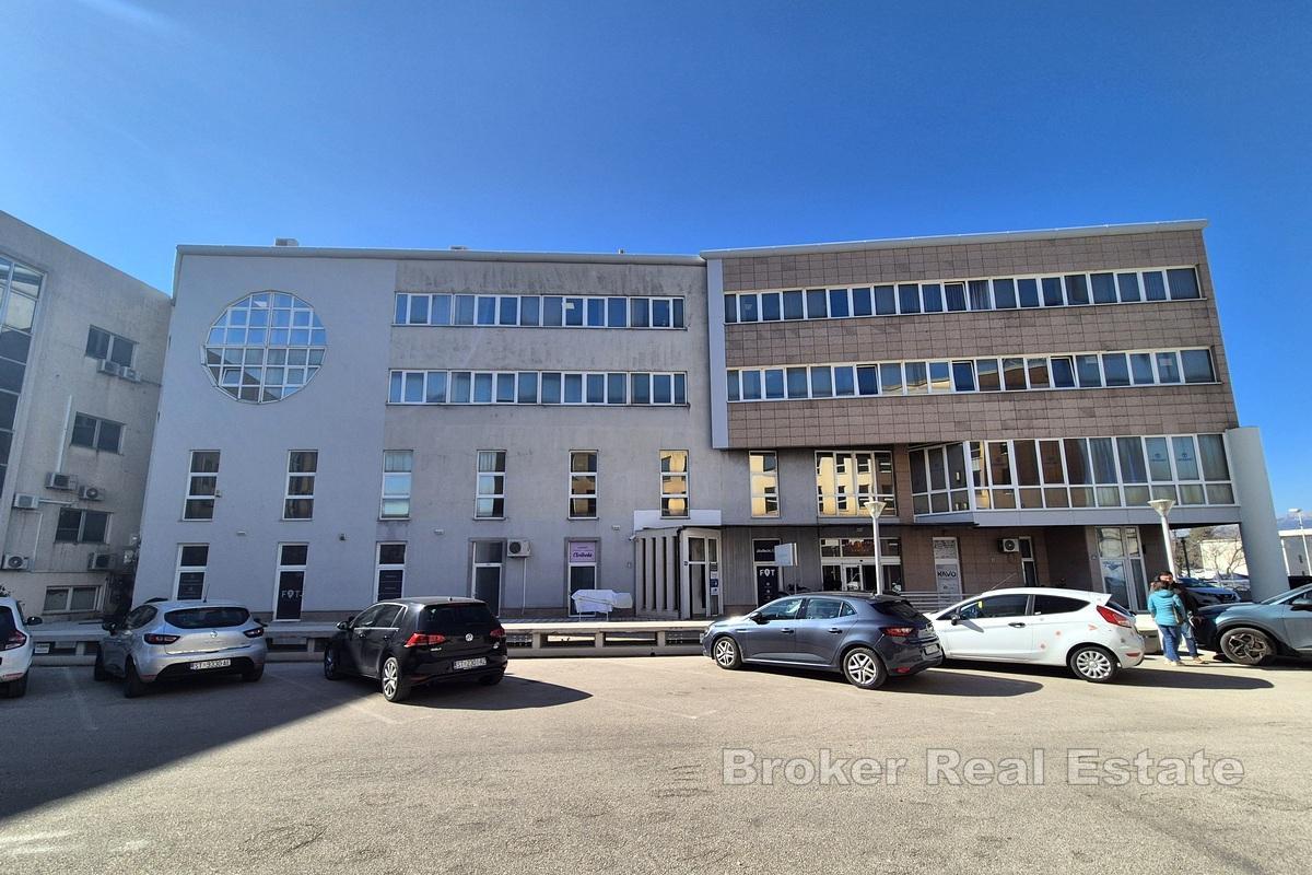 Espace de bureaux polyvalent spacieux