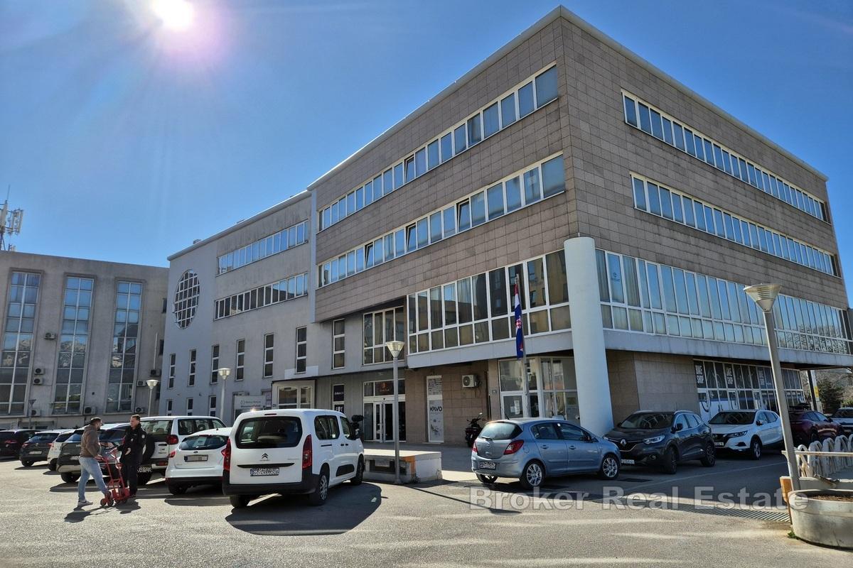 Espace de bureau polyvalent spacieux