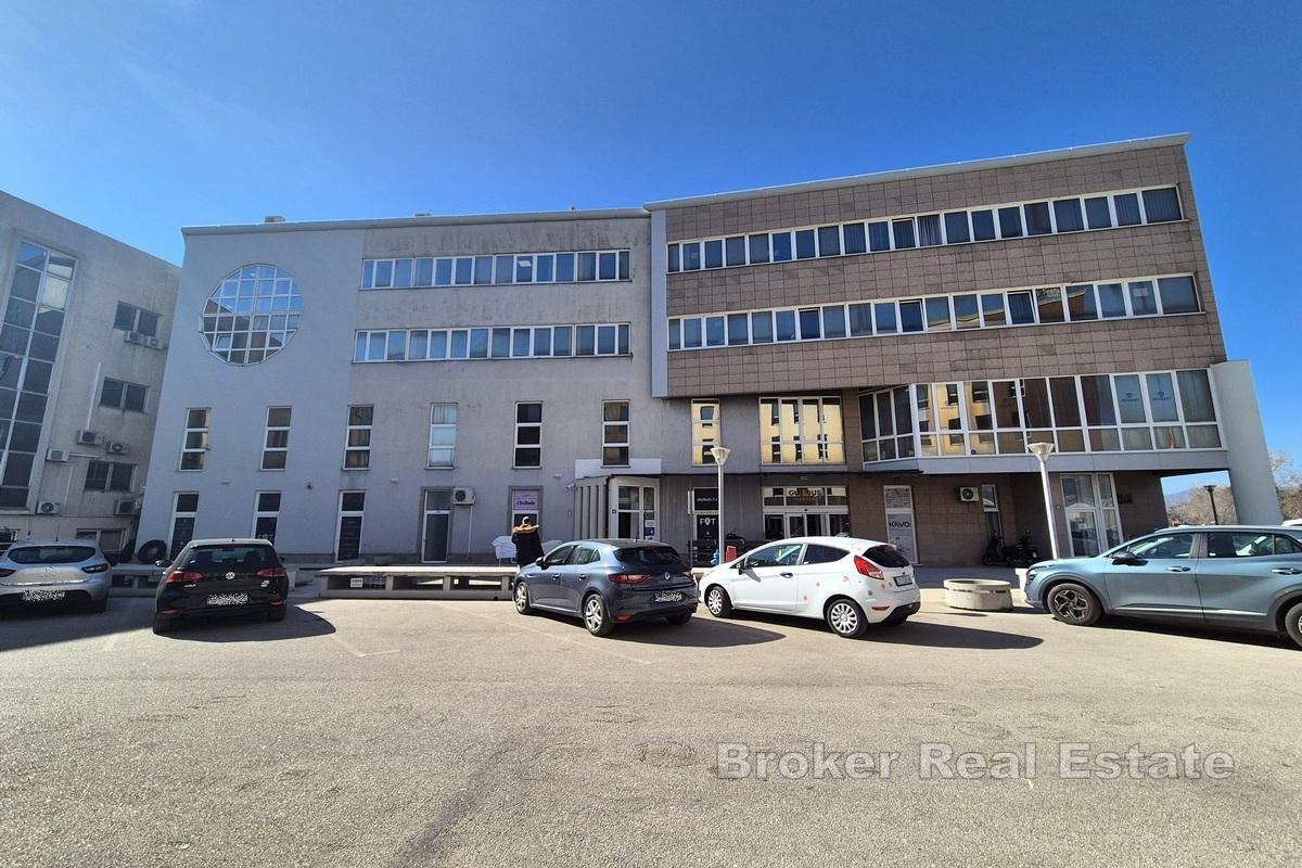 Espace de bureau polyvalent spacieux