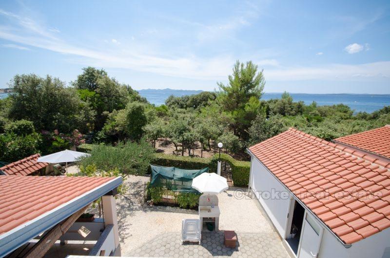 Petrcane, belle maison en bord de mer