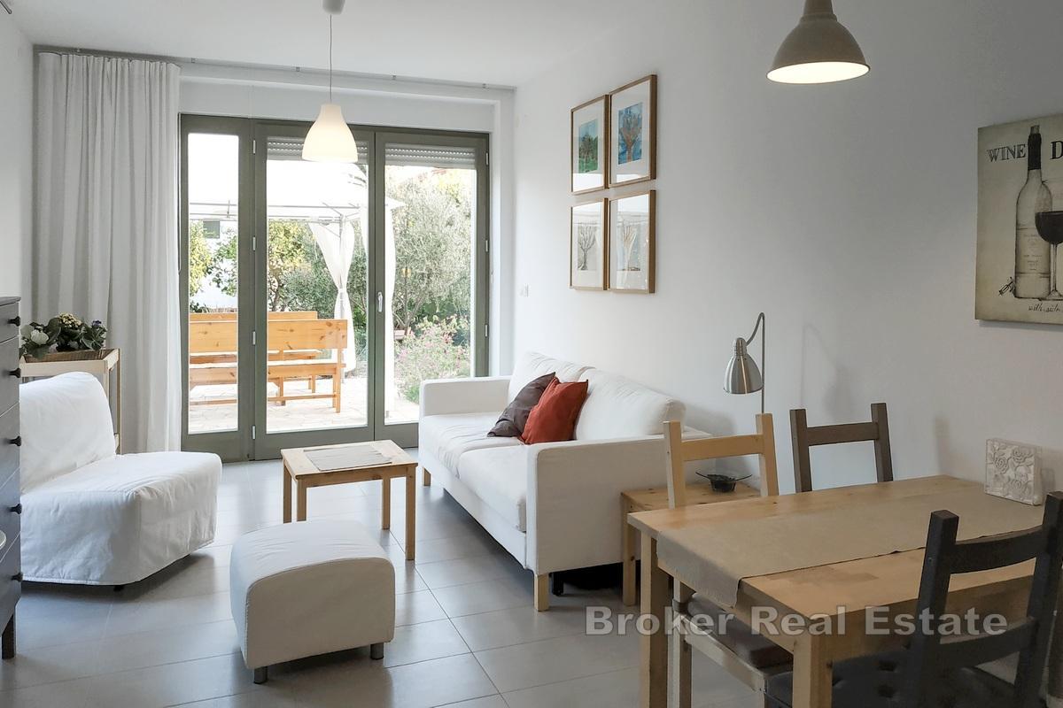 Appartement moderne près de la mer avec jardin