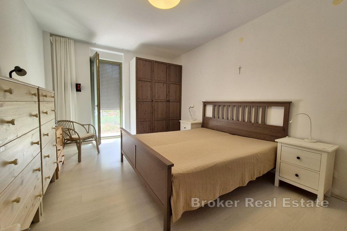 Appartement moderne près de la mer avec jardin