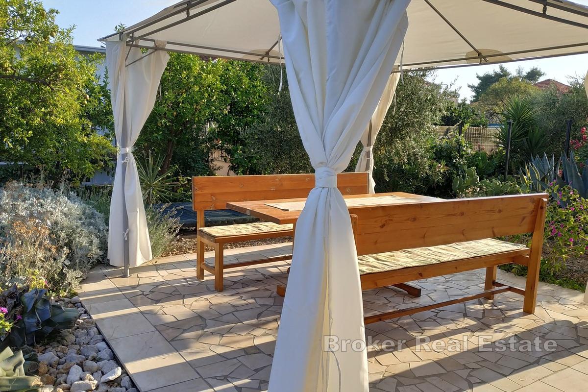 Appartement moderne près de la mer avec jardin