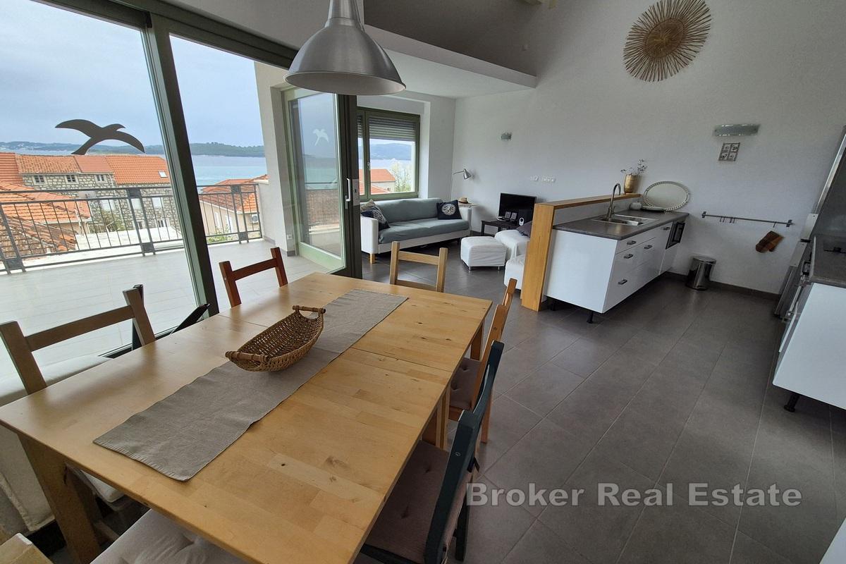 Attraktiv leilighet i tre etasjer med havutsikt