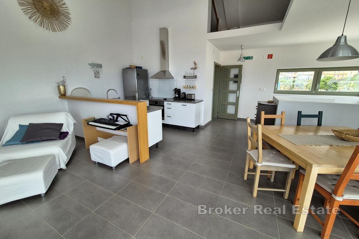 Attraktiv leilighet i tre etasjer med havutsikt