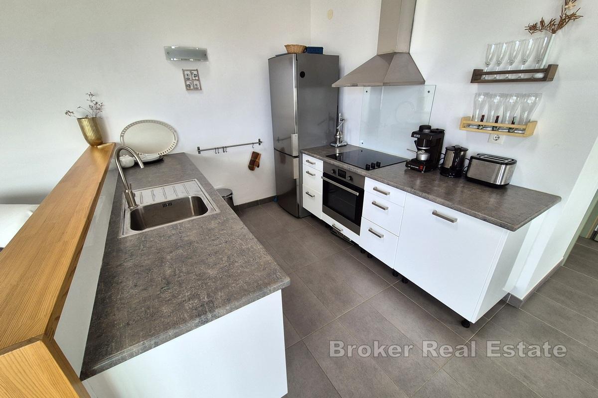 Attraktiv lägenhet i tre plan med havsutsikt