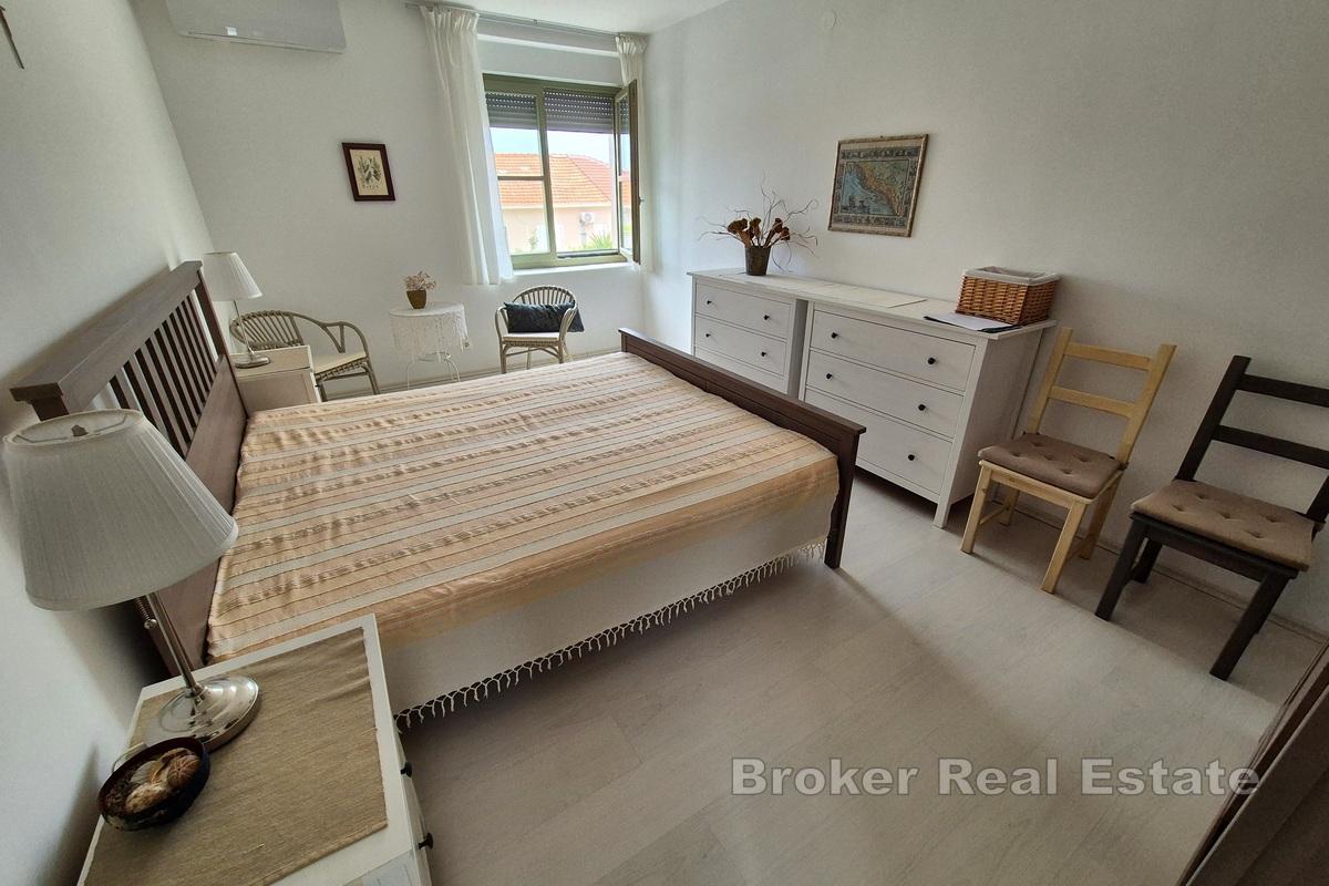 Attraktiv leilighet i tre etasjer med havutsikt