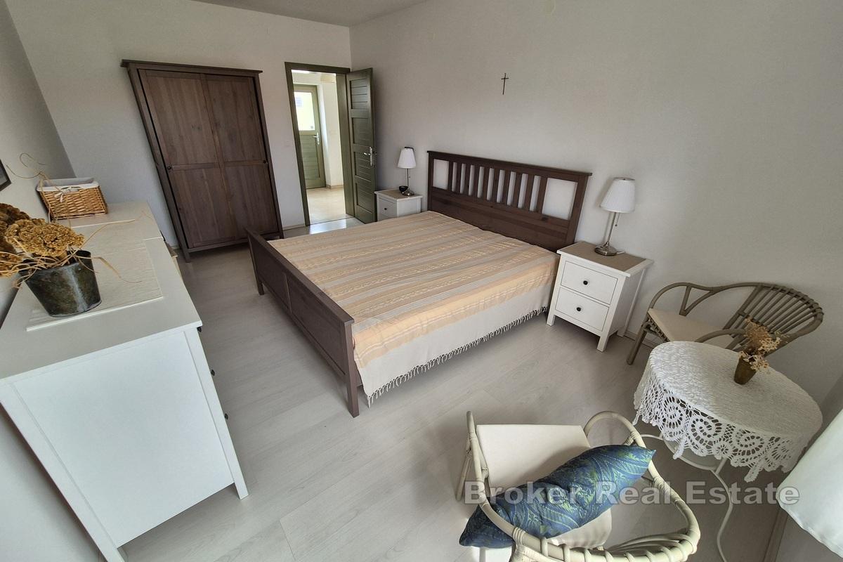 Attraktiv lägenhet i tre plan med havsutsikt