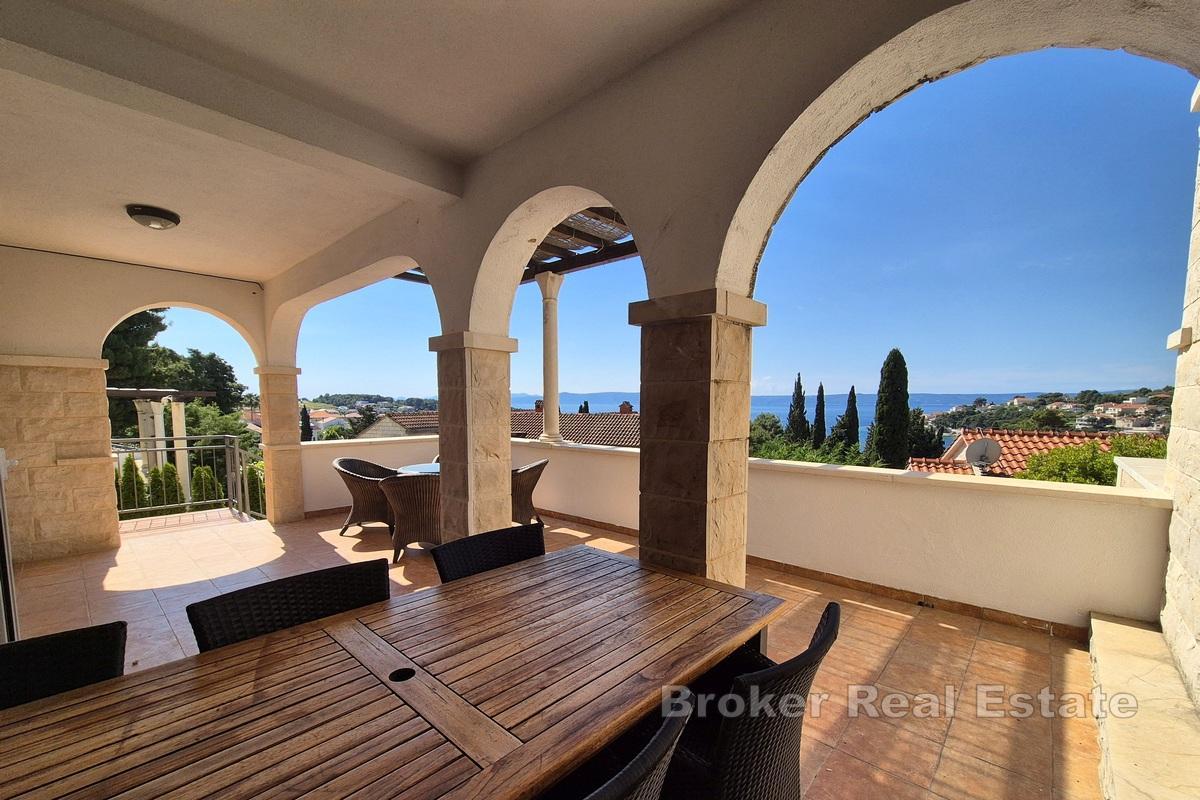 Appartamento con tre camere da letto con vista mare