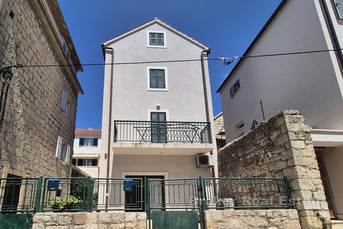 Renoviertes Geschäftslokal mit Terrasse