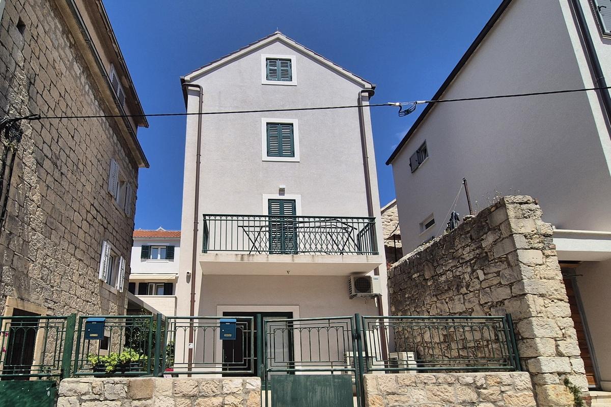 001-2016-655-split-lucac-renovated-office-space-with-terrace-for-rent