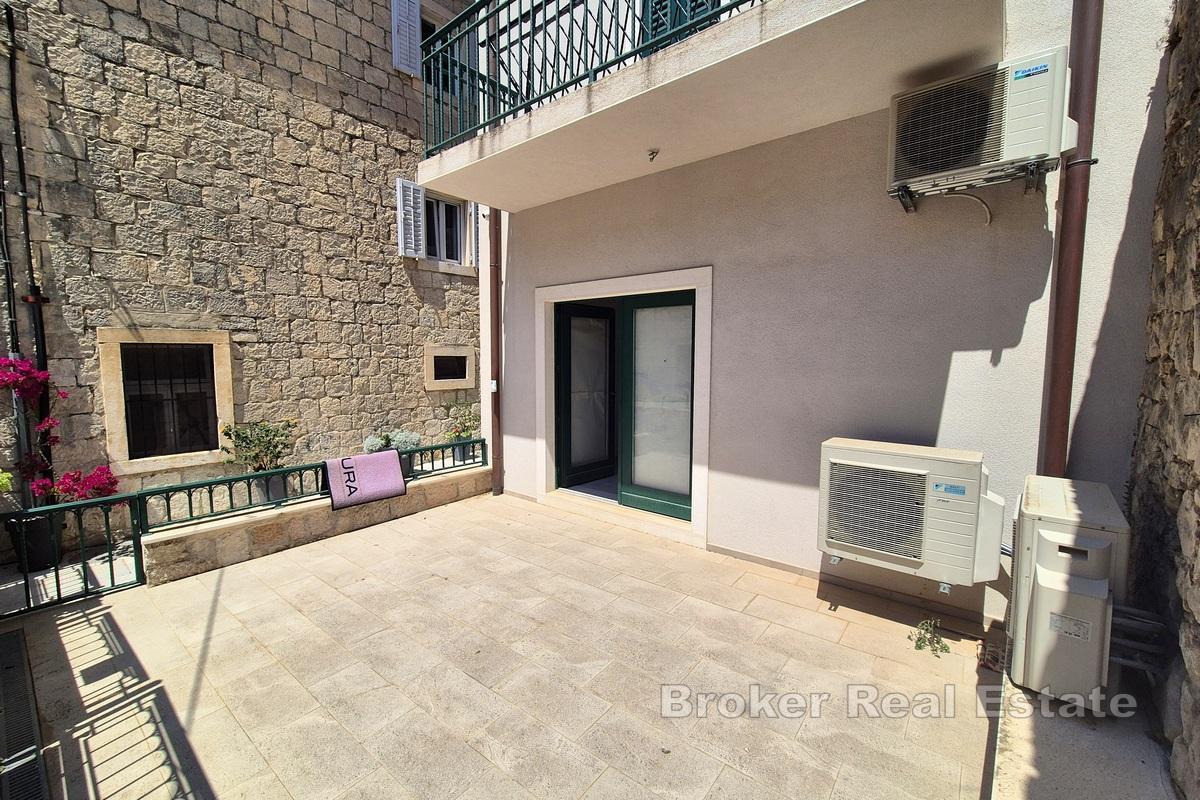 Renoviertes Geschäftslokal mit Terrasse