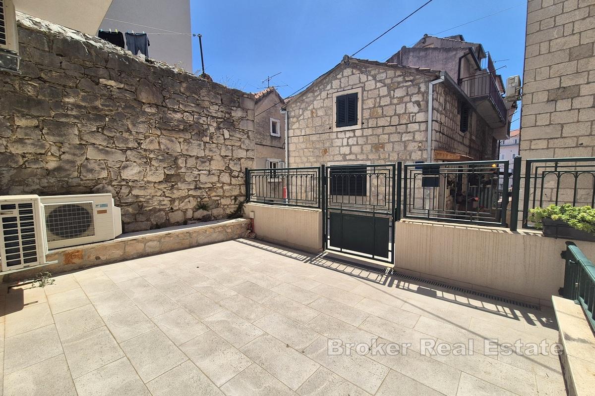 Renoviertes Geschäftslokal mit Terrasse