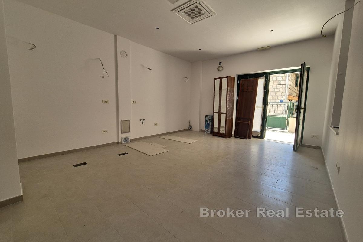 Renoviertes Geschäftslokal mit Terrasse