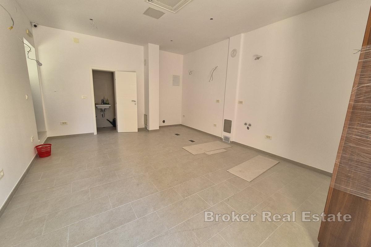 Renoverte forretningslokaler med terrasse