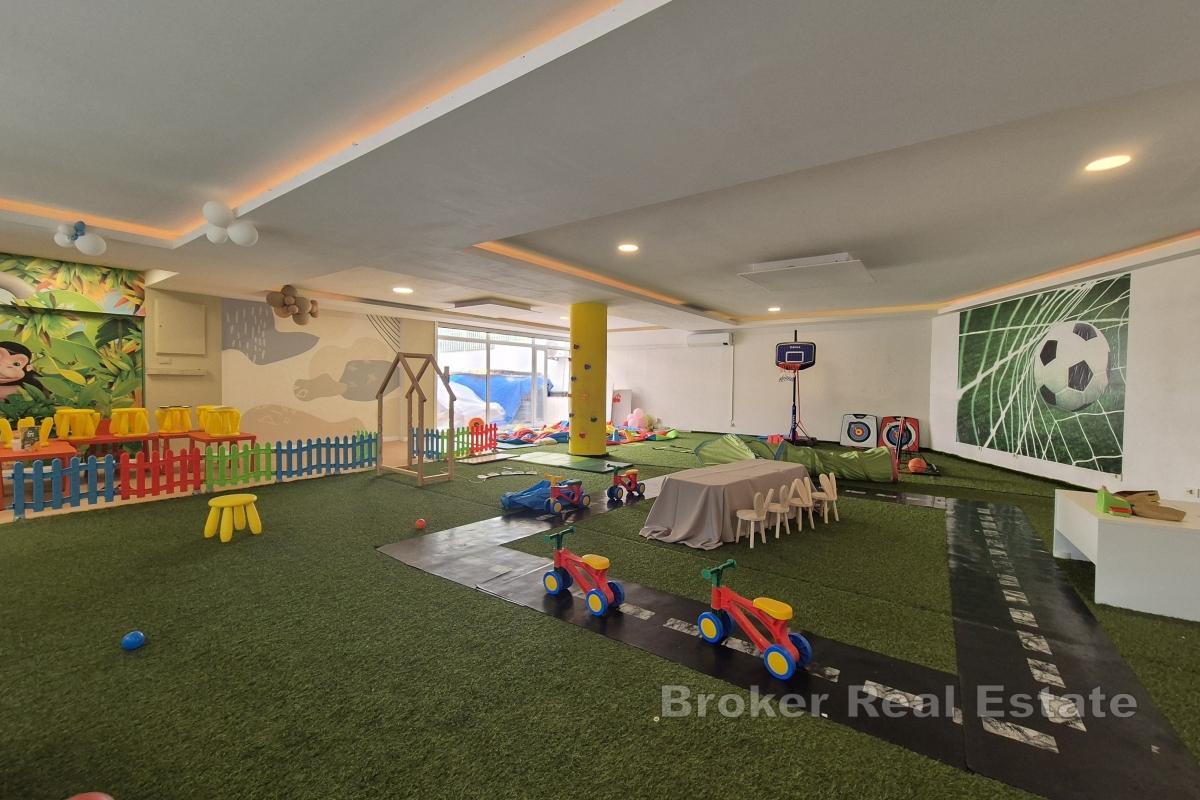 Spacieux espace commercial ouvert