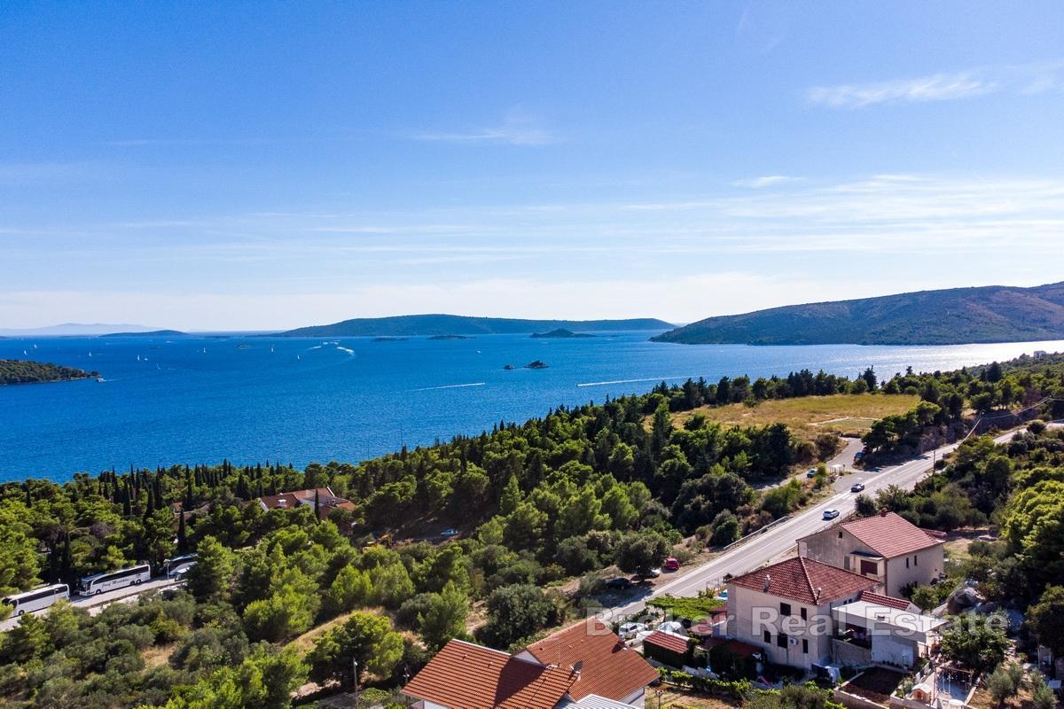 Современная двухкомнатная квартира с видом на море