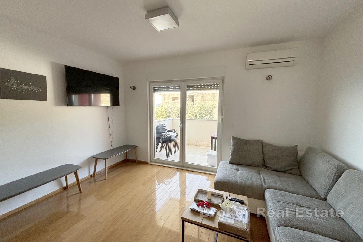 Современная двухкомнатная квартира с видом на море