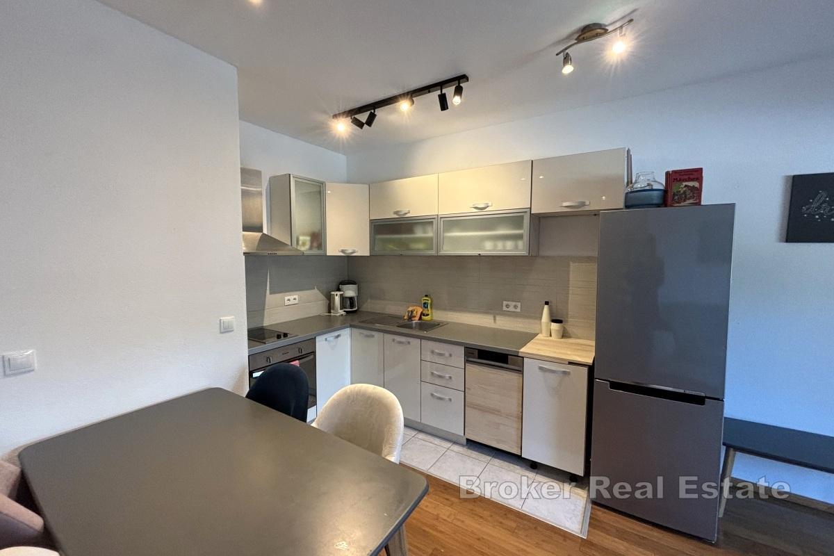 Современная двухкомнатная квартира с видом на море