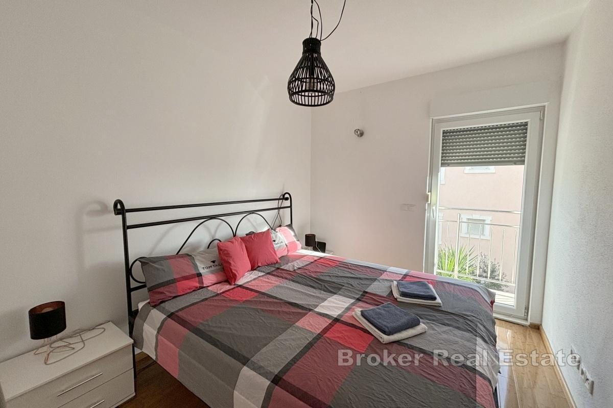 Современная двухкомнатная квартира с видом на море