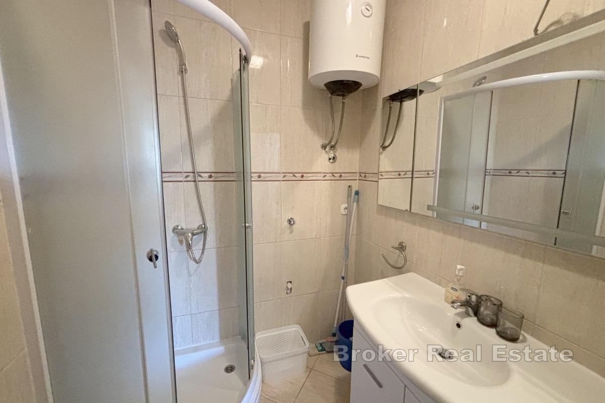 Modern tvårumslägenhet med havsutsikt