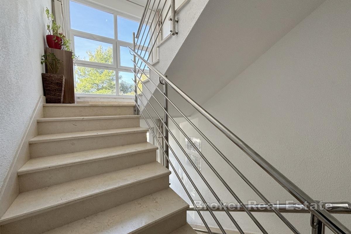 Современная двухкомнатная квартира с видом на море