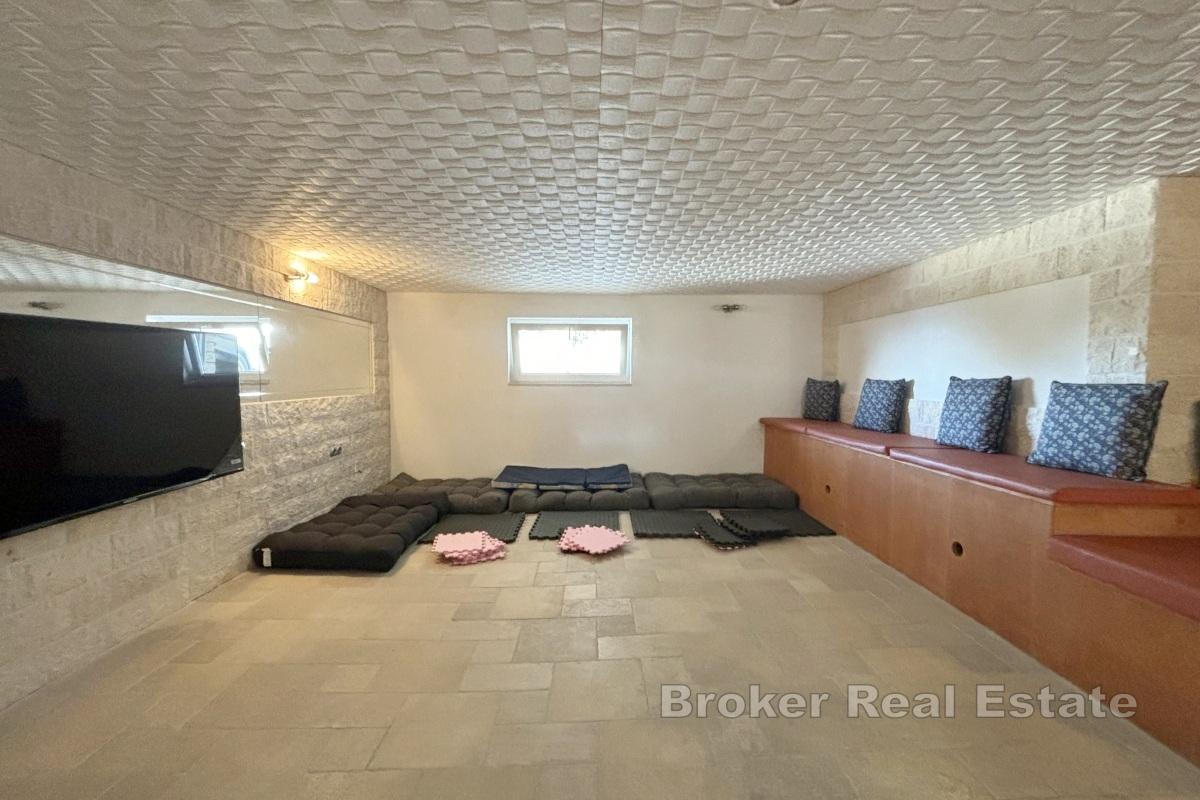 Современная двухкомнатная квартира с видом на море