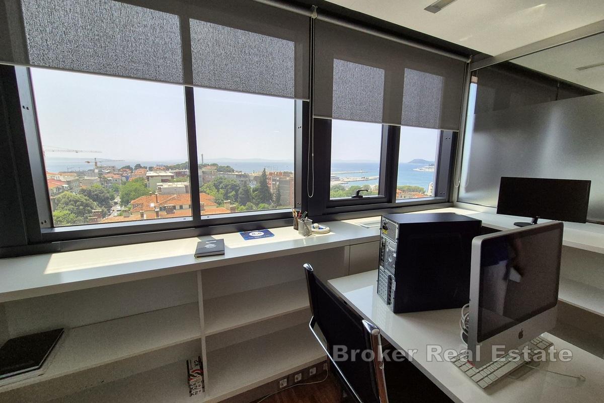 Spazio ufficio attraente e moderno
