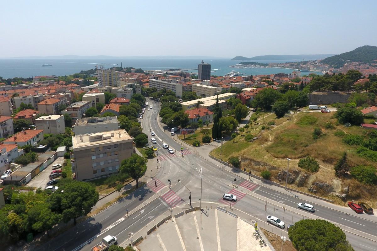 Skvělý prostor s prostornou terasou vhodný ke kompletní rekonstrukci