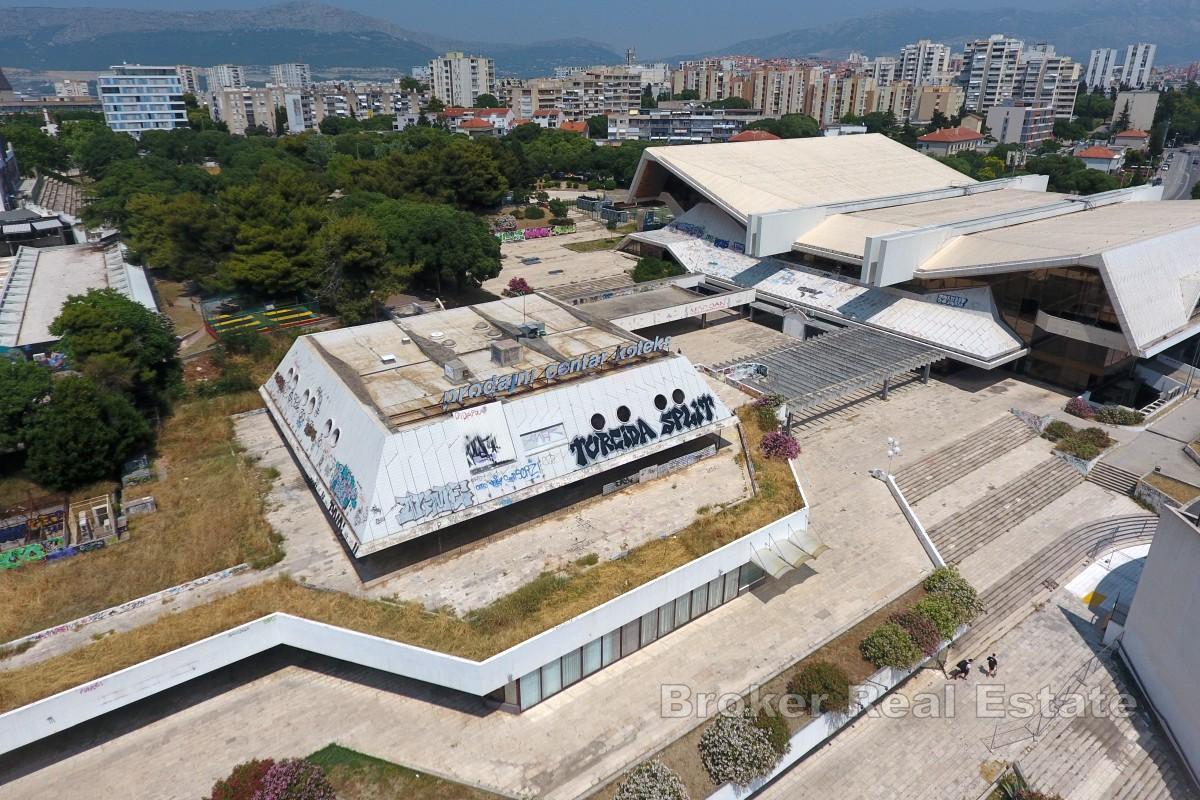 Superbo spazio con ampia terrazza da ristrutturare completamente