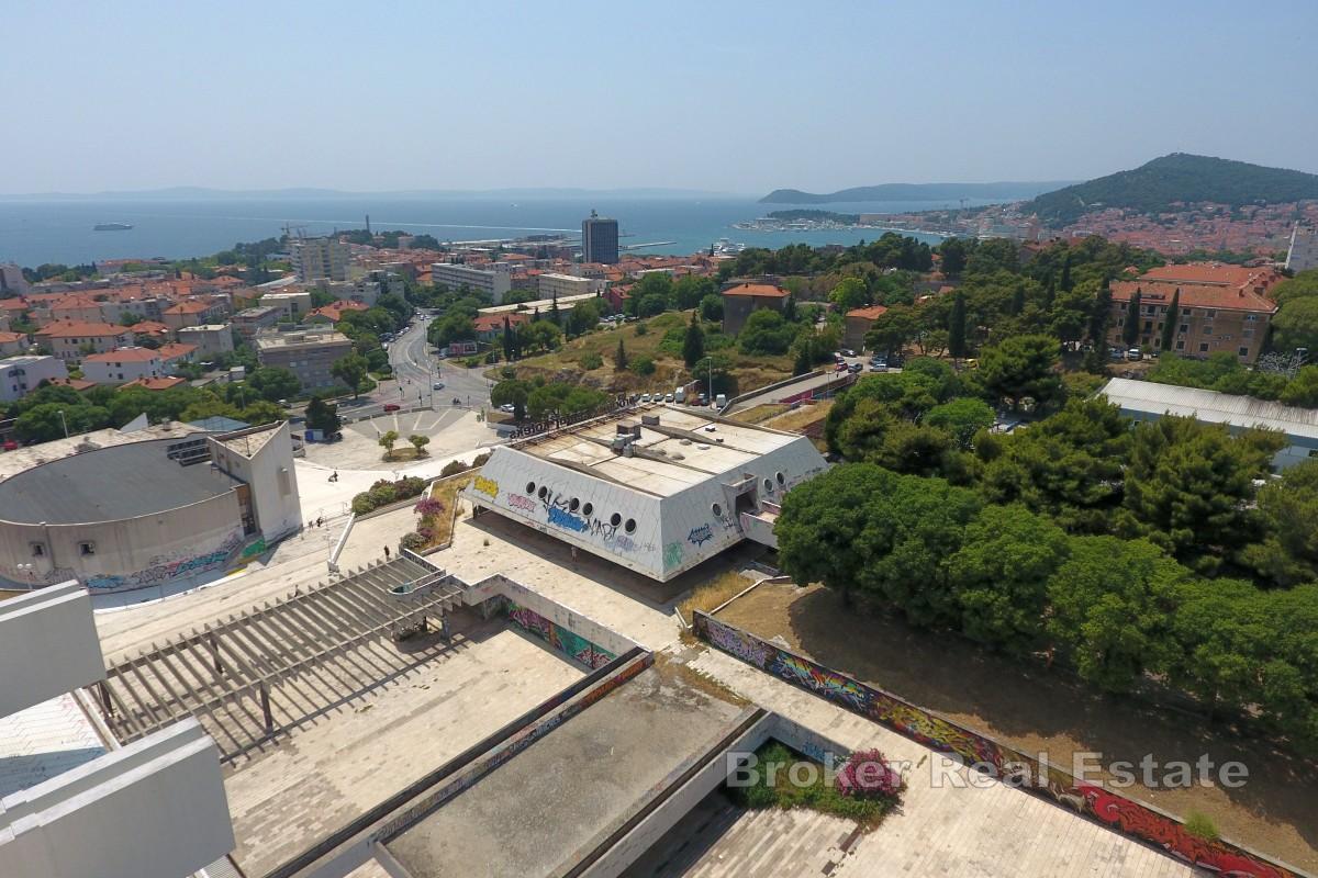 Fantastisk plass med romslig terrasse for totalrenovering