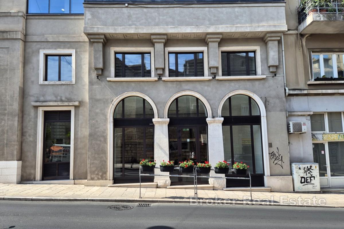 Representative forretningslokaler i et travelt område