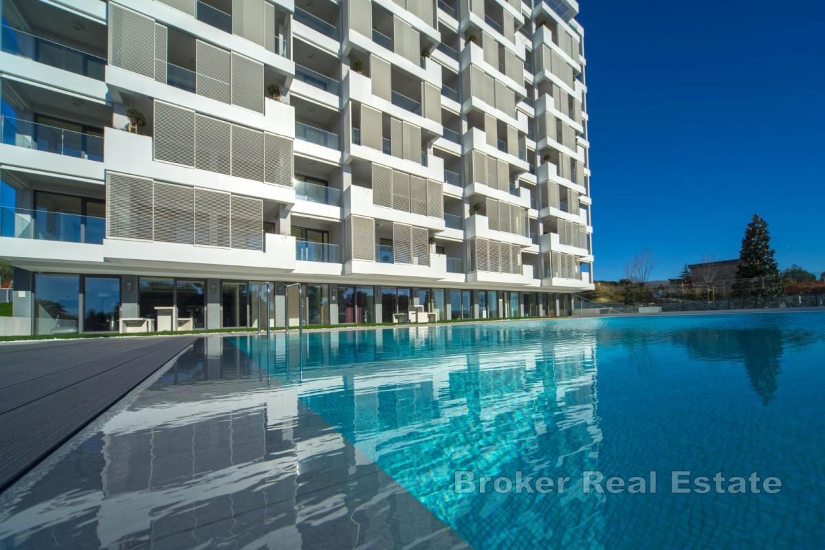 Espace de bureau spacieux dans un immeuble de luxe