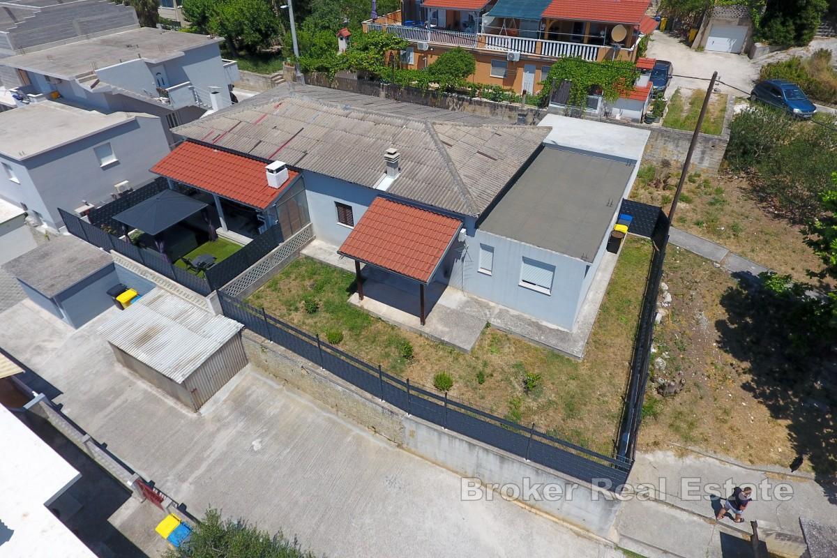 Maison jumelée à rénover dans un bon emplacement