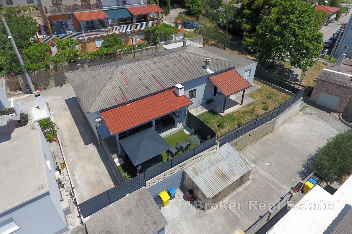 Maison jumelée à rénover dans un bon emplacement