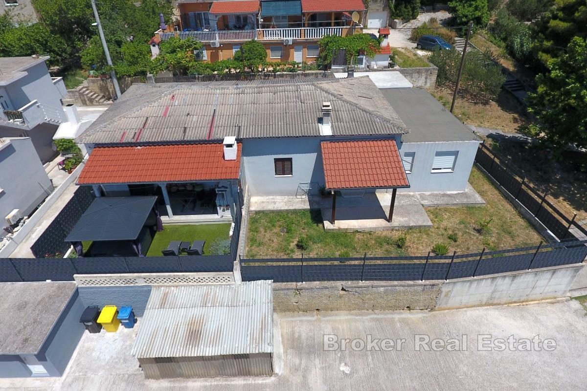 Maison jumelée à rénover dans un bon emplacement