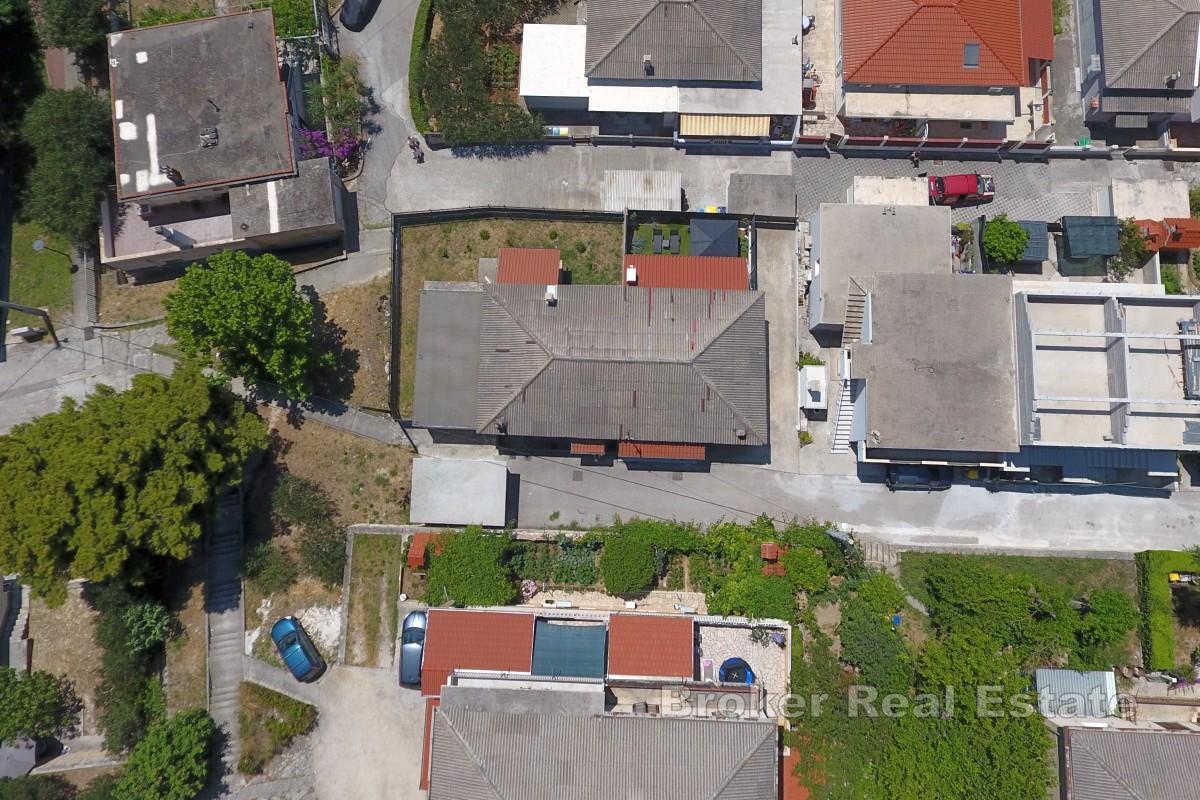 Maison jumelée à rénover dans un bon emplacement