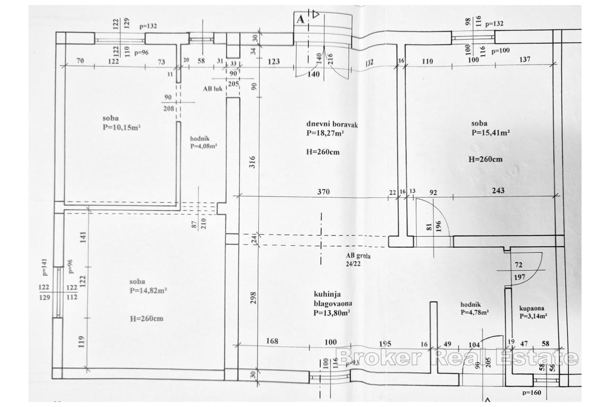 Maison jumelée à rénover dans un bon emplacement