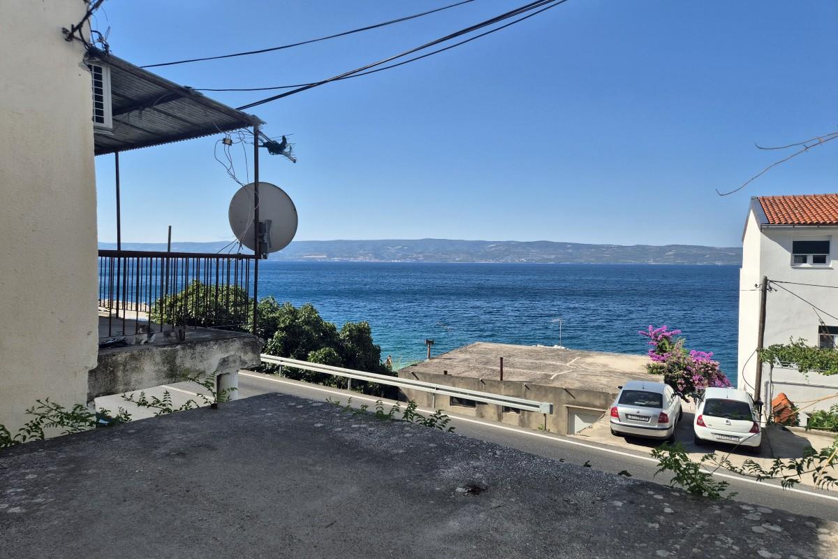 Lägenhet för totalrenovering i andra raden från havet