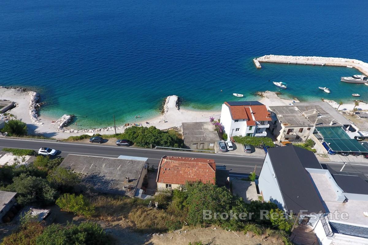 Leilighet for totalrenovering i andre rad fra sjøen