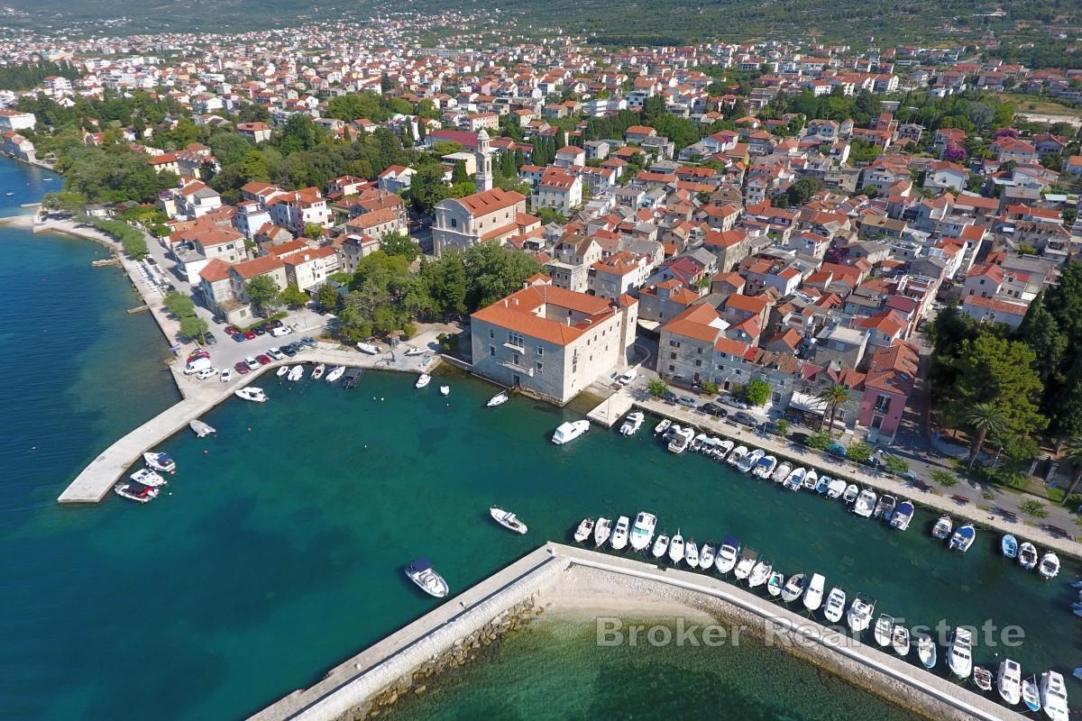 Steinhus for renovering med hage i første rekke mot sjøen