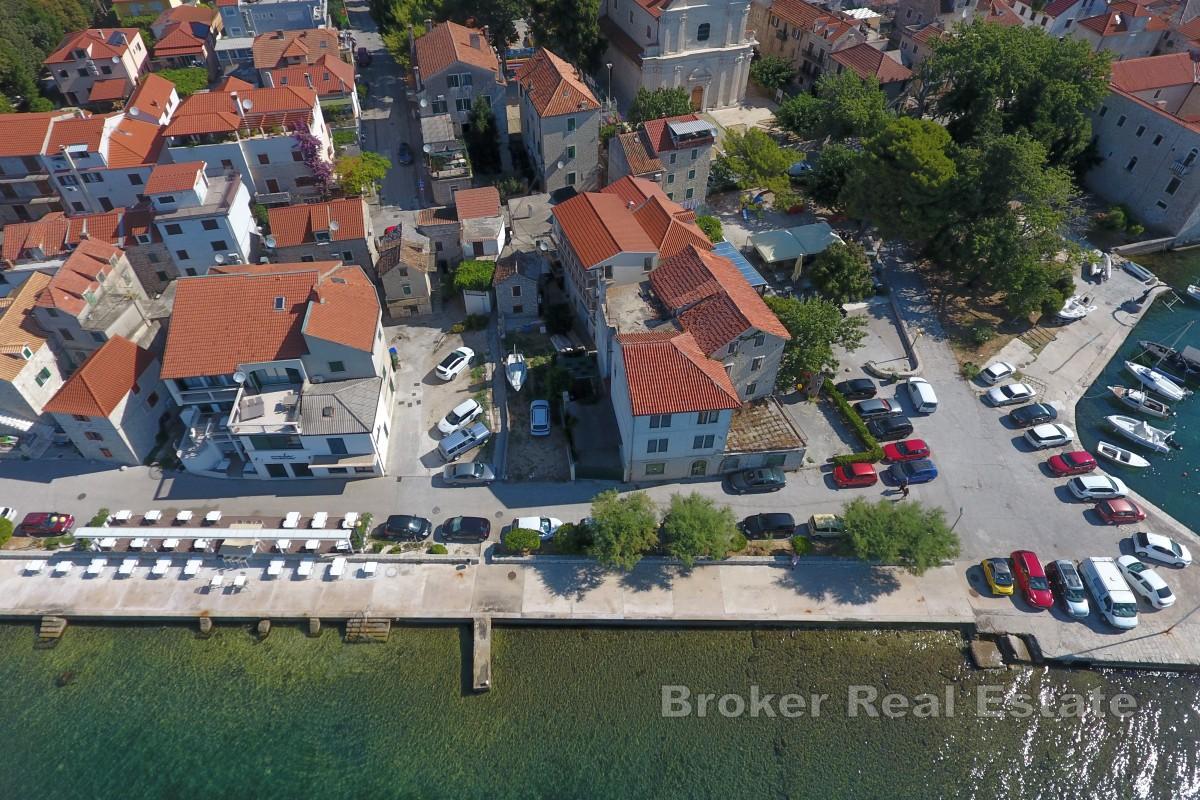 Stenhus för renovering med trädgård i första raden mot havet