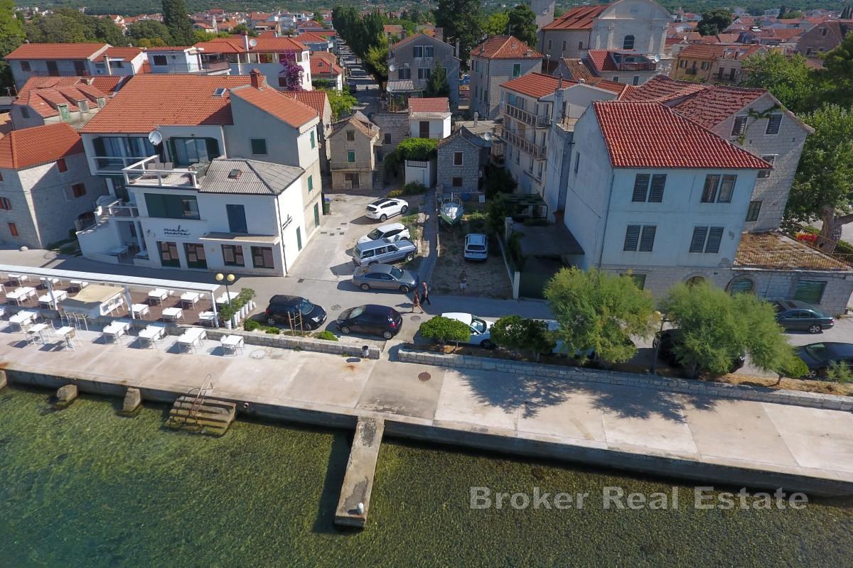 Stenhus för renovering med trädgård i första raden mot havet