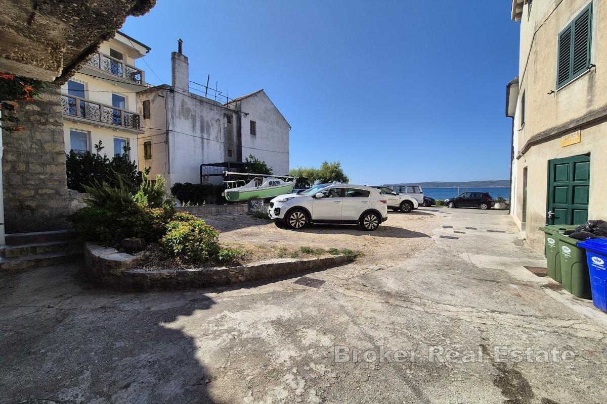Steinhaus zur Renovierung mit Garten in erster Reihe zum Meer